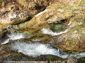 Splendida Val Vertova! Sul sentiero 527 fino al Sedernèl e Bivacco Testa il 25 aprile 2010